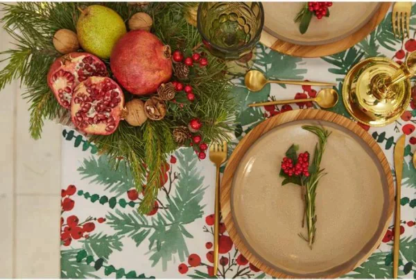 Скатерть Доляна «Новый год: Сhristmas berries» 145*260 +/- 2 см, 100% п/э